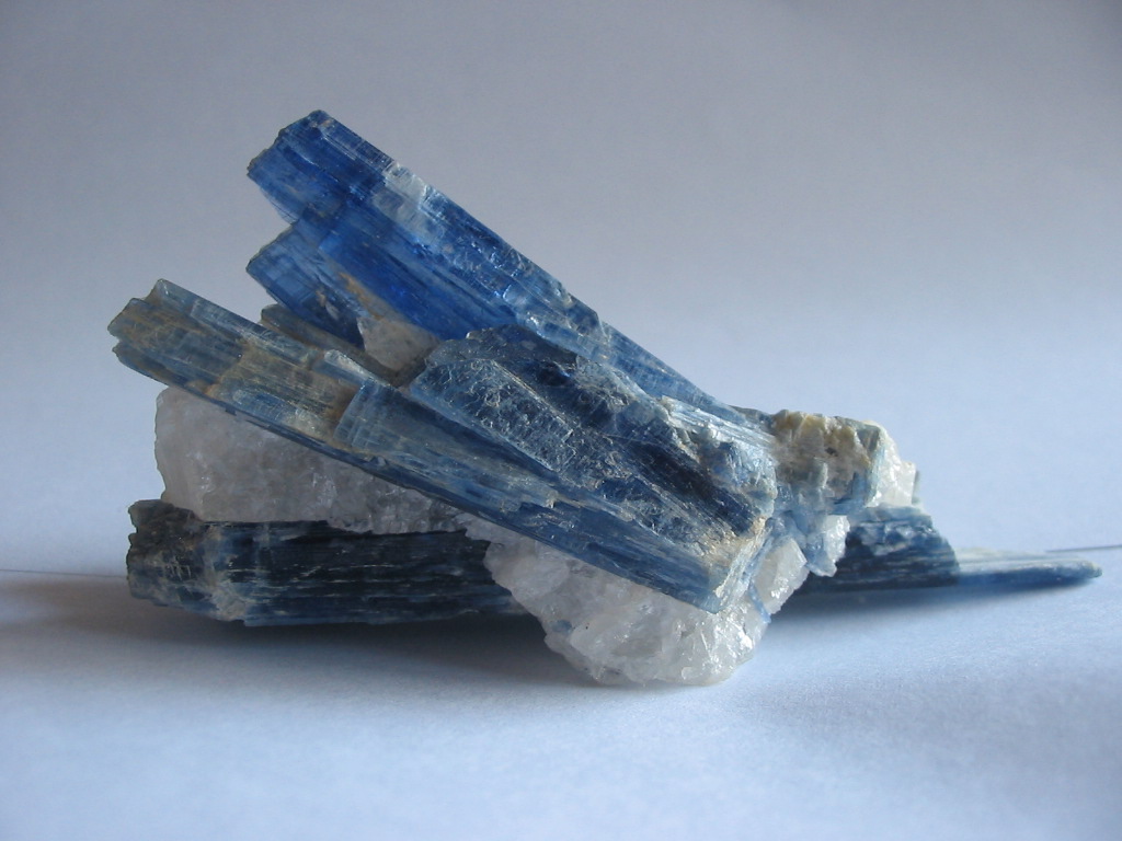 Kyanite_crystals.jpg